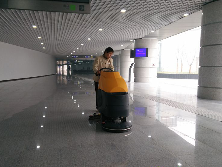 M52手推式洗地機(jī)服務(wù)于火車站.jpg